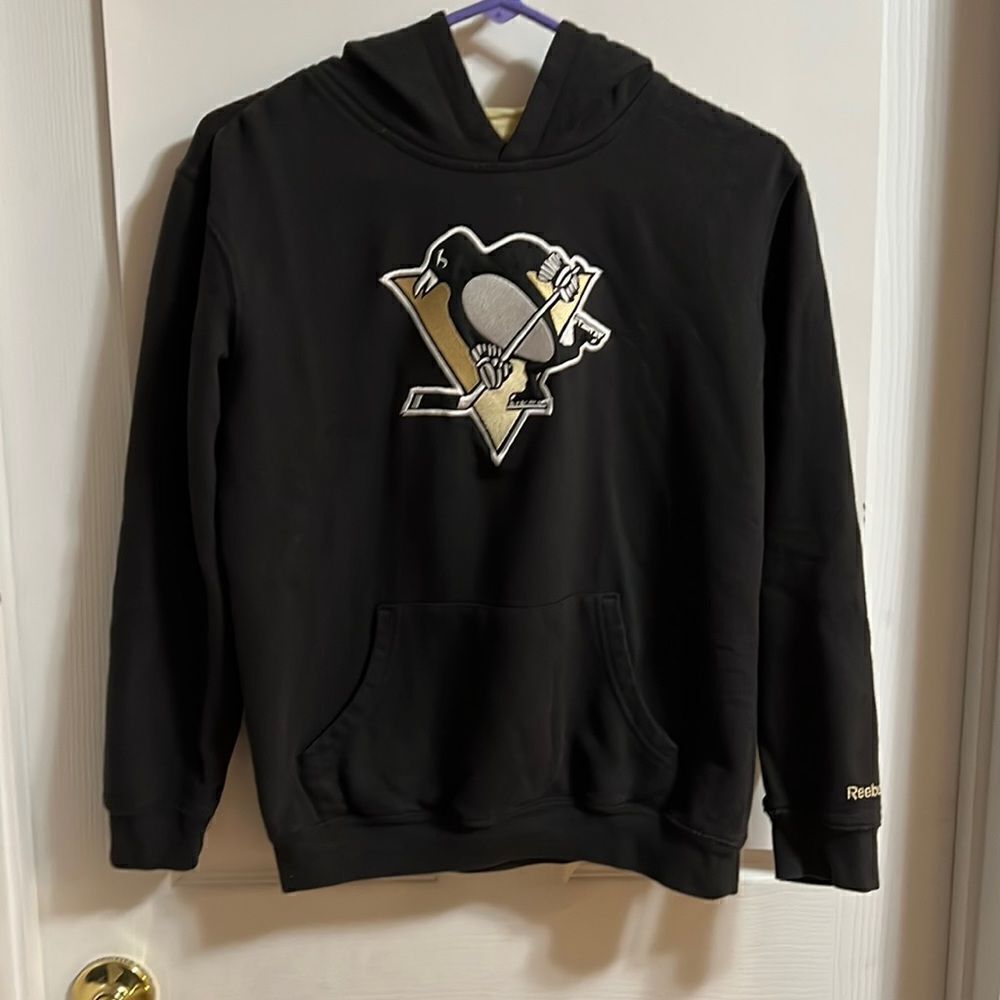 Reebok NHL youth boys size large (14/16) Pittsburgh Penquins hooded sweatshirt.